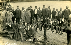 CAPHV-1247 Knapenvereniging op schoolreis in Volendam in 1932.