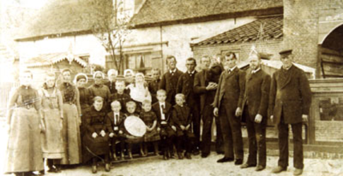 CAPHV-1252 Medewerkers van de steenplaats 'de Kouwenhoek' van de Fam. Van Cappellen in zondagse kledij. Zesde van links ...