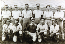 CAPHV-1328 Eerste elftal van de C.V.V. Zwervers. Het elftal speelde 4e klas K.N.V.B. op het terrein aan de Kerklaan.