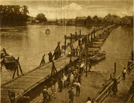 CAPHV-1441 De pontonniers uit Dordrecht houden een oefening met een brug te bouwen over de Hollandsche IJssel, ter ...