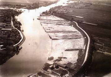 CAPHV-1547 De zelling langs de Ketensedijk. Linksonder ziet u de rietmattenfabriek van Lans, gelegen op de bonk een ...