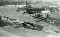 CAPHV-32 IJsbrekers op Hollandsche IJssel, ter hoogte van Kralingseveer. Rechts in het midden Kunstmestfabriek ASF aan ...