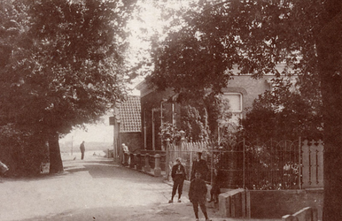 CAPHV-389 Dorpsstraat in Capelle aan den IJssel, bij het kruispunt met de Kerklaan; rechts het schouthuis in Capelle ...