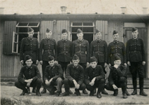 FD-12163-1 Een groep Nederlandse militairen voor hun barak.
