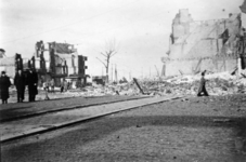 FD-12857 Verwoeste huizen aan de Schiedamseweg na een bombardement door Amerikaanse bommenwerpers.