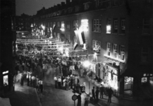 FD-12866 Bevrijdingsfeest in de Busken Huetstraat: ook 's avonds is het erg druk in de straat.