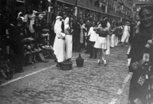 FD-12870 Bevrijdingsfeest in de Busken Huetstraat: bewoners dansen in klederdracht in de straat.