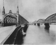 IV-21-10 De Willemsbrug en rechts de spoorbrug over de Nieuwe Maas.Aan de overzijde de Boompjes.