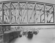IV-21-8 De Nieuwe Maas met de spoorbrug, gezien vanonder de Willemsbrug.