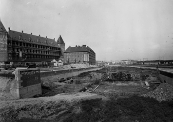 IV-338-95 Werkzaamheden aan de Delftsevaart. Op de achtergrond links het stadhuis en het hoofdbureau van politie aan ...