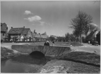 IX-1789-02 Lede. Links een fragment van de Nederlandse Hervormde Vredeskerk. Op de voorgrond de brug bij de Vonder.