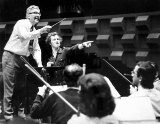 P-020768 Burgemeester W. Thomassen in De Doelen als dirigent naast zijn begeleider, de dirigent Edo de waart.
