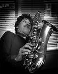 P-021482-1,-2 Portretten van Barend Petersen, saxofonist. 2 opnamen. Afgebeeld:-1