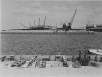 VII-371-01-01-2 Merwehaven in aanbouw en de bouw van de kademuur op de achtergrond.