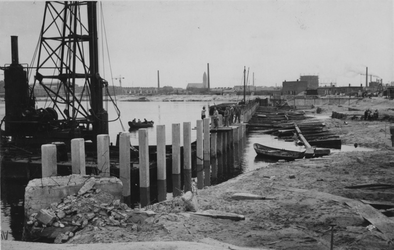 VII-372-04-4 De herstelwerkzaamheden van de kademuren in de Merwehaven.