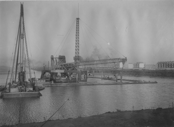 VII-543-27-7 Het bouwen van de kademuur langs de IJselhaven.