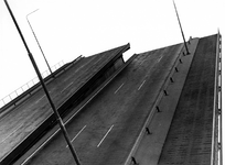 X-103-00-07-175-3TM6 De Van Brienenoordbrug over de Nieuwe Maas.Van boven naar beneden afgebeeld:- 3: Geopende klep.- ...
