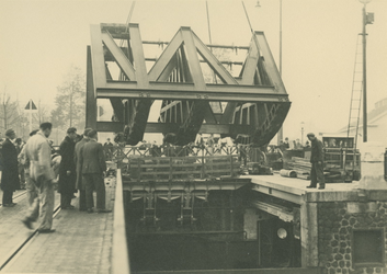 X-234-00-01-02-7 De vernieuwing van de Ruigeplaatbrug bij Schiemond. Plaatsing van de draaischijf boven de kluis.