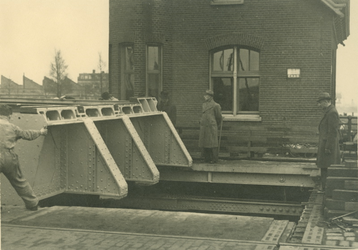 X-234-00-01-02-9 De vernieuwing van de Ruigeplaatbrug bij Schiemond. Plaatsing van de draaischijf voor brugwachtershuis.