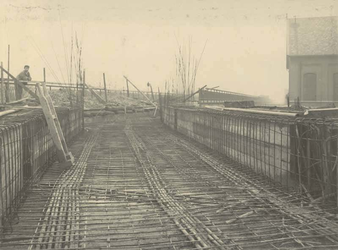 XV-188-01-30 Bouw van een viaduct over het terrein van de Gemeente Gasfabriek Rotterdam aan de Oostzeedijk.