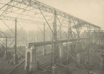 XV-188-01-32 Bouw van een viaduct over het terrein van de Gemeente Gasfabriek Rotterdam aan de Oostzeedijk.
