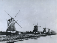 XVI-4-(A) Zeven van de acht watermolens aan de Boezem. In 1897 werd de sloop begonnen van de in 1895 verbrande watermolen.