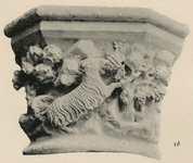 XVIII-143-1B Een kapiteel van zuil in zijbeuk van de Sint-Laurenskerk. Voorstellende: een bok in een wijngaard.