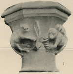 XVIII-143-7 Een kapiteel van zuil in zijbeuk van de Sint-Laurenskerk. Voorstellende: Een ezel speelt op een orgel, ...