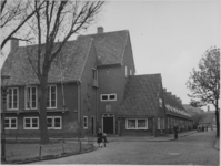 XXIII-178-01 Volkshuis Het Jagershuis aan de Weimansweg. Links het Reigerpad en rechts het Weimanspad.