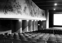 XXIII-82-03-01-2 De zaal van bioscoop Cineac en theater de Kleine Komedie in de Beurs aan de Coolsingel.