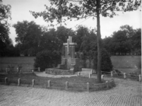 XXVI-44 Een fontein in het park Rozenburg.