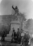 XXXI-132-1 Groepsfoto bij het standbeeld van Piet Heyn op het Piet Heynsplein.