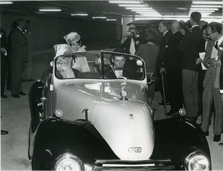 XXXIII-1547-02-2 Opbouwdag. Gedurende de opening van de parkeergarage onder het Schouwburgplein. Een antieke auto, DKW, ...