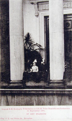 XXXIII-218-2 Bezoek van koningin Wilhelmina en prins Hendrik op het balkon van het stadhuis aan de Hoogstraat.