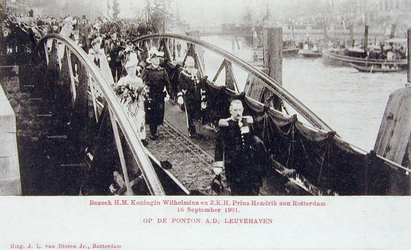 XXXIII-218-6 Bezoek van koningin Wilhelmina en prins Hendrik op 16 september 1901. Op de ponton aan de Leuvehaven.