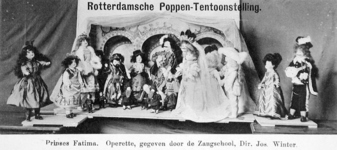 XXXIII-226-00-00-01-11 De Rotterdamse poppententoonstelling in december 1902. Op de prentbriefkaart de figuren uit een ...