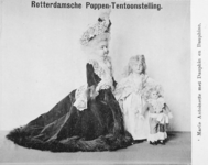 XXXIII-226-00-00-01-5 De Rotterdamse poppententoonstelling in december 1902. Op de prentbriefkaart de figuren uit een ...