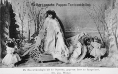 XXXIII-226-00-00-01-7 De Rotterdamse poppententoonstelling in december 1902. Op de prentbriefkaart een figuur uit een ...