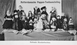 XXXIII-226-00-00-01-9 De Rotterdamse poppententoonstelling in december 1902. Op de prentbriefkaart: Nationale klederdrachten
