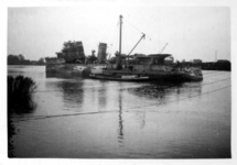 XXXIII-566-12-1 Oorlogsdagen 10-14 mei 1940. Het wrak van de door de Duitsers kapotgeschoten torpedobootjager Hr.Ms. ...