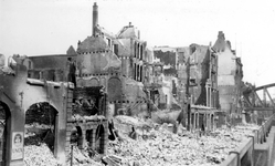 XXXIII-568-01-7 Gezicht op de Boompjes met verwoeste huizen en gebouwen, waaronder het Maashotel, als gevolg van het ...
