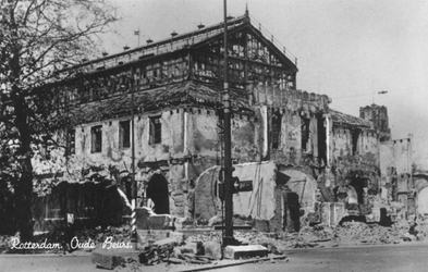 XXXIII-569-14-8 Puinresten van het Beursgebouw aan het Beursplein als gevolg van het Duitse bombardement van 14 mei 1940.