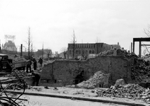 XXXIII-569-39-01-18 Gezicht op de door het Duitse bombardement van 14 mei 1940 getroffen Grotemarkt uit het noorden. ...