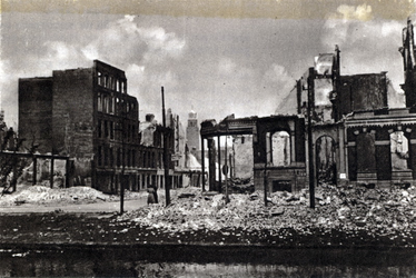 XXXIII-569-39-02-32 Gezicht op de door het Duitse bombardement van 14 mei 1940 getroffen Westersingel en de Mauritsweg, ...