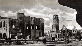 XXXIII-569-39-02-9 Gezicht op Kolk-Westnieuwland met verwoeste gebouwen en verderop de Sint-Laurenskerk als gevolg van ...