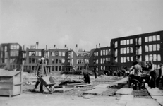 XXXIII-632-00-01-2 Gezicht op het Visserijplein met verwoeste huizen als gevolg van het bombardement van 31 maart 1943.