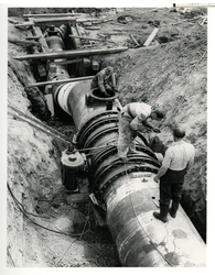 1967-378 Werkzaamheden aan de waterleiding van de Drinkwaterleiding Rotterdam (DWL) op de Berenplaat bij IJsselmonde.