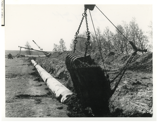 1967-382 Werkzaamheden aan de waterleiding van de Drinkwaterleiding Rotterdam (DWL) op de Berenplaat bij IJsselmonde.