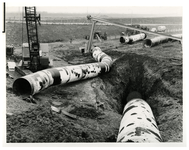 1967-384 Werkzaamheden aan de waterleiding van de Drinkwaterleiding Rotterdam (DWL) op de Berenplaat bij IJsselmonde.