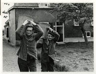 1968-1086 Tonnendienst bij de ROTEB (Reiniging, Ontsmetting, Transport en Brandweer) bij een huis aan de 's Gravenweg.